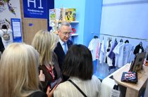 ПМЭФ-2026: Владислав Шапша приветствовал калужских производителей на стенде Росмолодёжи