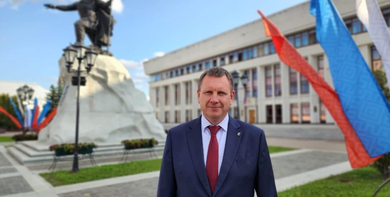 Геннадий Новосельцев поздравляет жителей Калужской области с Днем государственного флага России