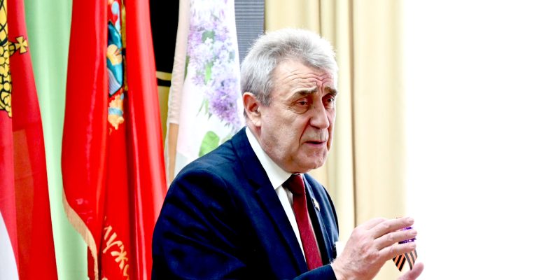 Наука как дань памяти: Депутат Пётр Бобылёв открыл юбилейную конференцию в Ерденевской школе