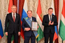 Владислав Шапша вручил  регалии Почётного гражданина  Калужской области  Юрию Зельникову
