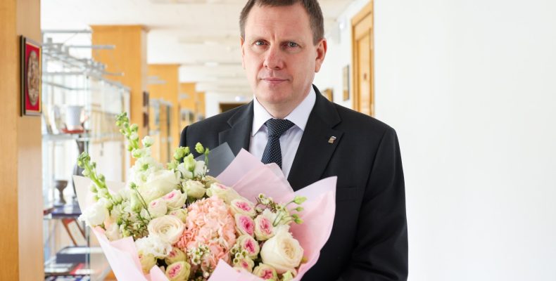 Геннадий Новосельцев поздравляет женщин с 8 марта
