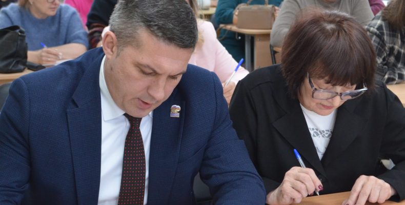 Глава Малоярославецкого округа Вячеслав Парфёнов принял участие в акции «Избирательный диктант»