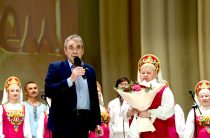 «Хранители духа народа»: Пётр Бобылёв поздравил коллектив народного хора