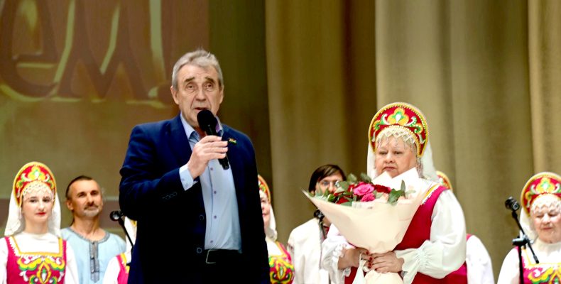 «Хранители духа народа»: Пётр Бобылёв поздравил коллектив народного хора