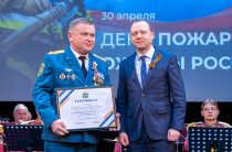 Пожарно-спасательная служба области получила сертификат на технику и боевую одежду от губернатора