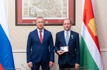 Владислав Шапша наградил медалями «За мужество и самоотверженность»  бойцов СВО и волонтёров