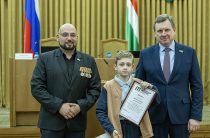 Геннадий Новосельцев наградил победителей конкурса рисунков