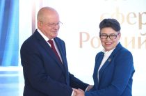 Учителя  получили заслуженные награды