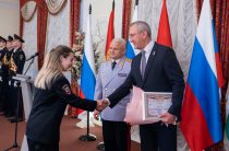 Владислав Шапша вручил служебные удостоверения калужским выпускникам вузов МВД России