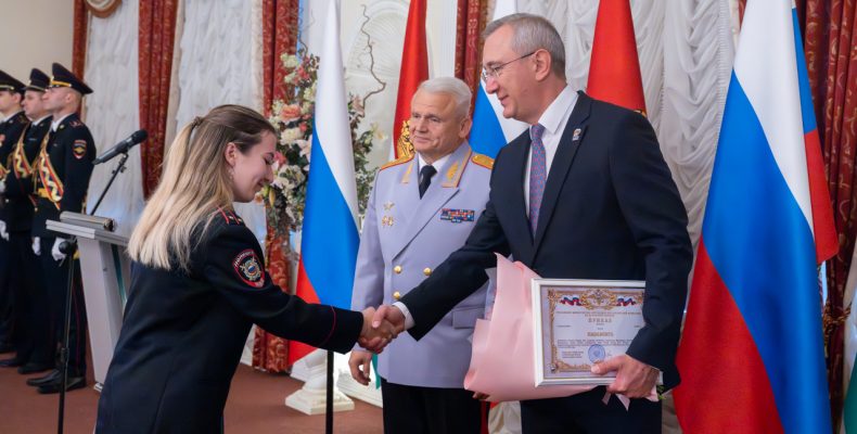 Владислав Шапша вручил служебные удостоверения калужским выпускникам вузов МВД России