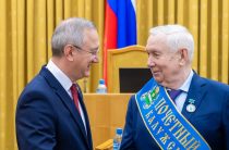 Владислав Шапша вручил регалии Почётного гражданина Калужской области Леониду Рогачёву