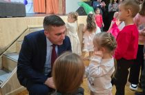 Глава Малоярославецкого округа Вячеслав Парфёнов поздравил детей участников СВО