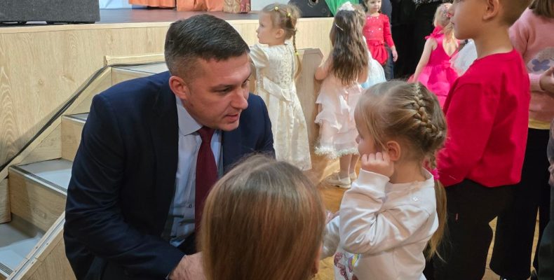 Глава Малоярославецкого округа Вячеслав Парфёнов поздравил детей участников СВО