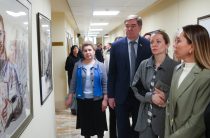 При поддержке сенатора Александра Савина в Совете Федерации открылась выставка портретов героев СВО