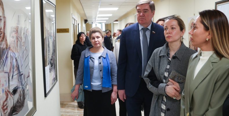При поддержке сенатора Александра Савина в Совете Федерации открылась выставка портретов героев СВО