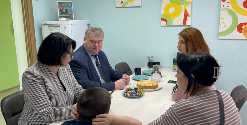 Олег Калугин встретился с руководством центра дневного пребывания для детей с ограниченными возможностями здоровья